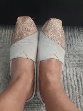 Toms Women’s Slip-On Flats in Rose Gold Glitter and Light Gray